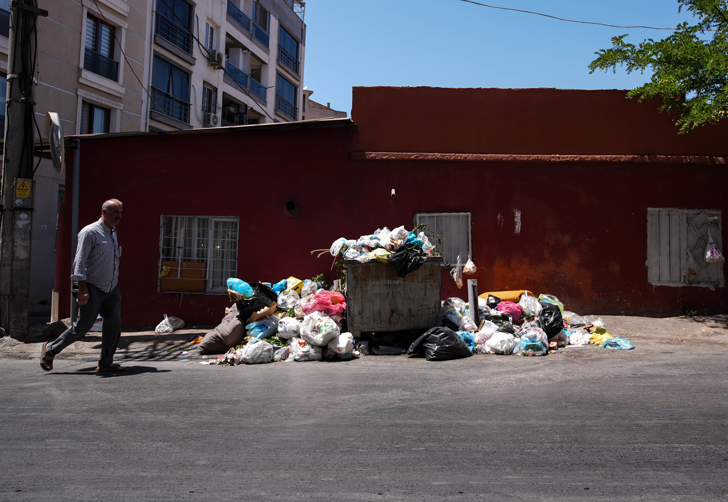 İzmir Konak'ta çöp kabusu: Vatandaş isyanda, CHP'li belediyeden hizmet yok