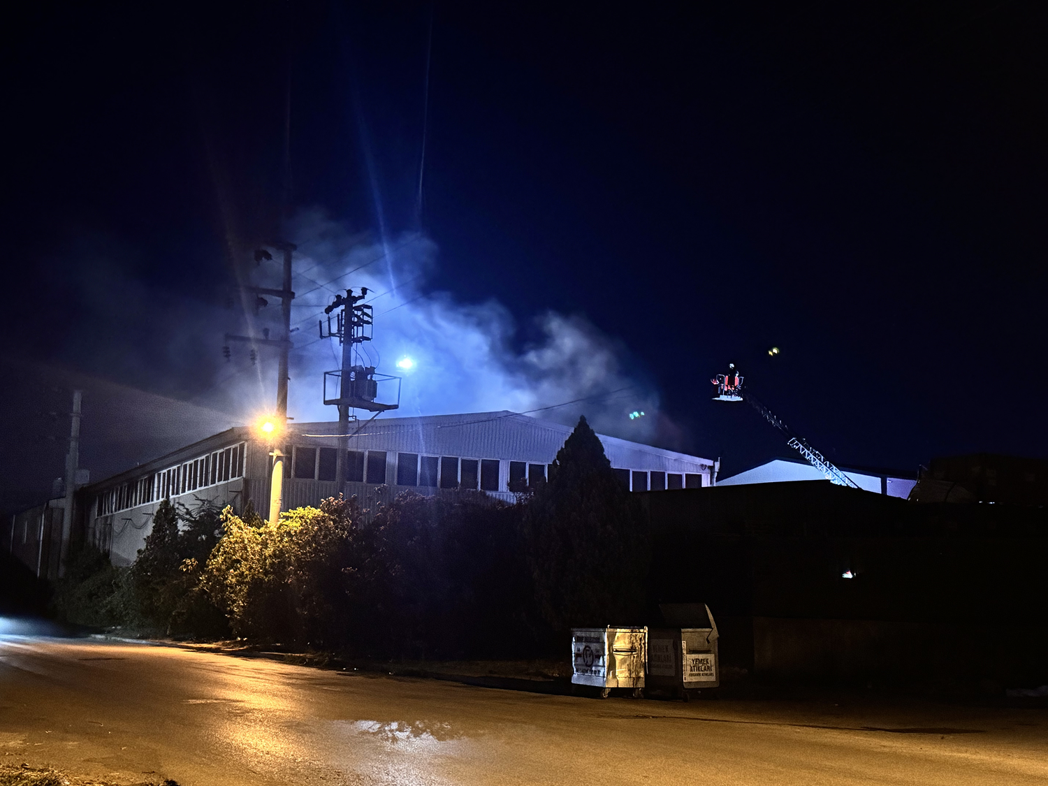 İzmit'te kompozit fabrikasında depo yangını söndürüldü