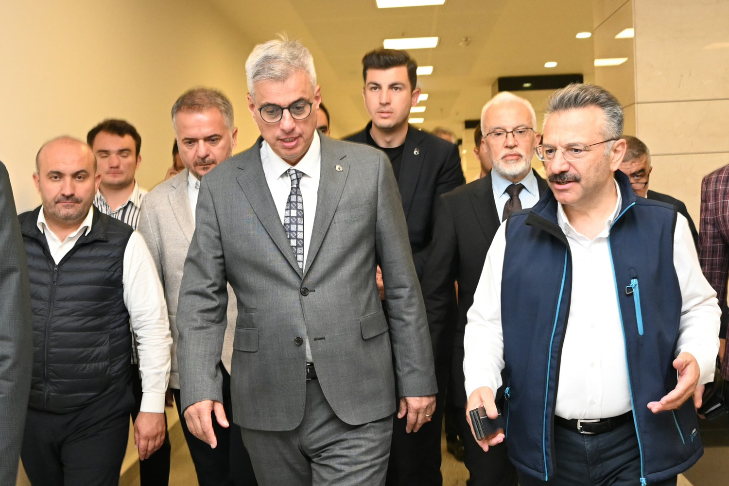 Sağlık Bakanı Memişoğlu, orman yangınında yaralanan işçiyi ziyaret etti