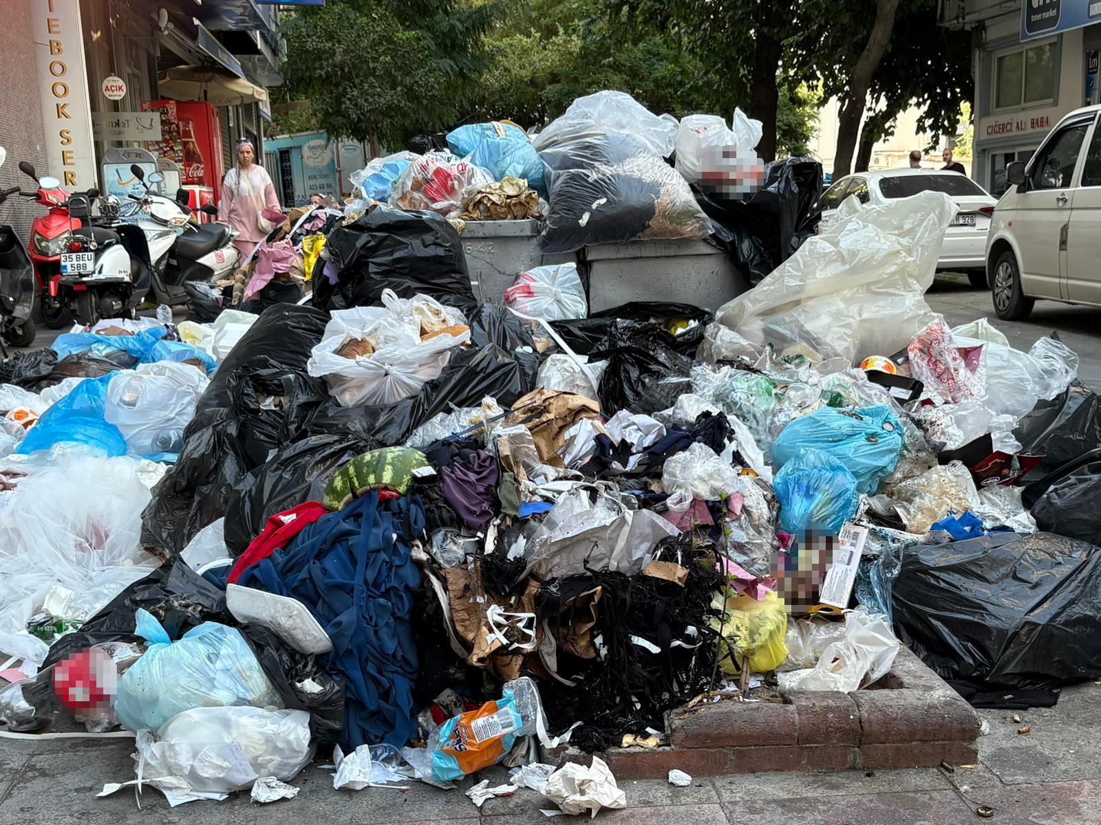 İzmir'de çöp ve elektrik sorunu vatandaşları isyan ettirdi!