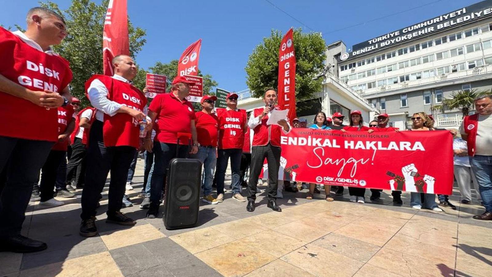 Mobbing mağduru işçiler Denizli Büyükşehir Belediyesinin kapısına dayandı