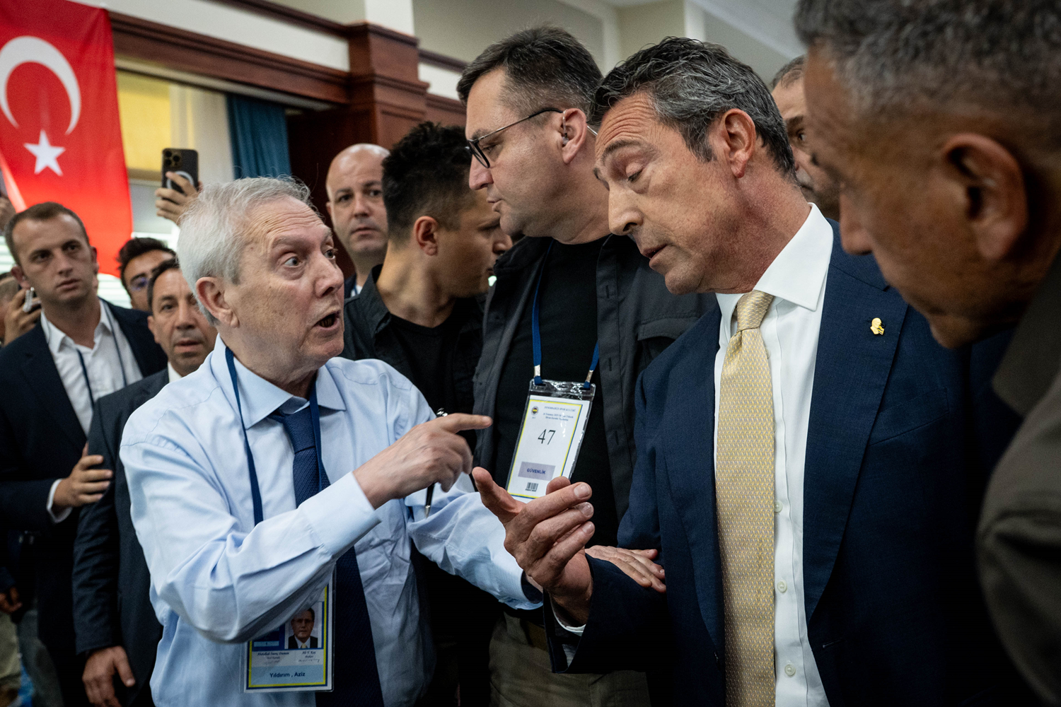 Fenerbahçe Yüksek Divan Kurulu'nda Ali Koç ve Aziz Yıldırım arasında gerginlik!