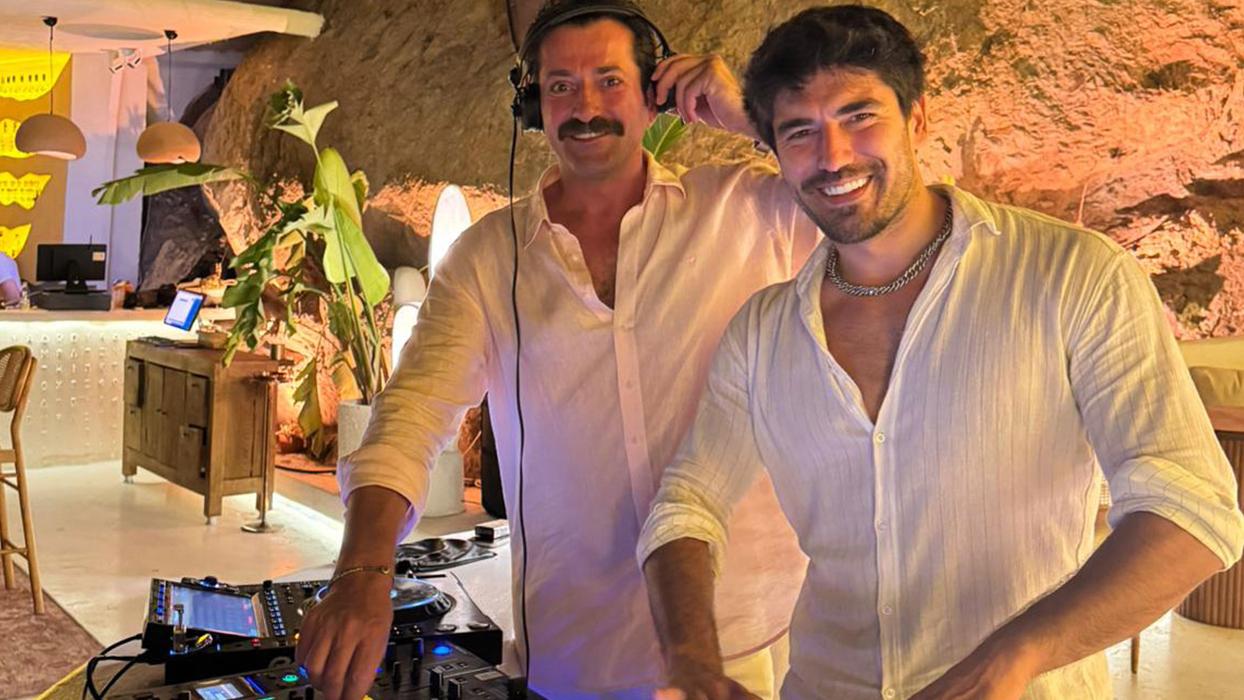 Savaşçı yıldızları Bodrum gecelerine ritim tuttu! Burç Kümbetlioğlu ve Doğan Bayraktar DJ oldu