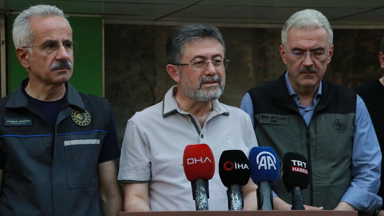 "4 ilimizdeki 5 yangında bir problem kalmadı" Bakan Yumaklı: Karabük ve Bursa'daki yangınlar sürüyor