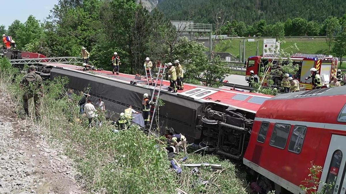 Almanya'da tren raydan çıktı: Ölü ve yaralılar var