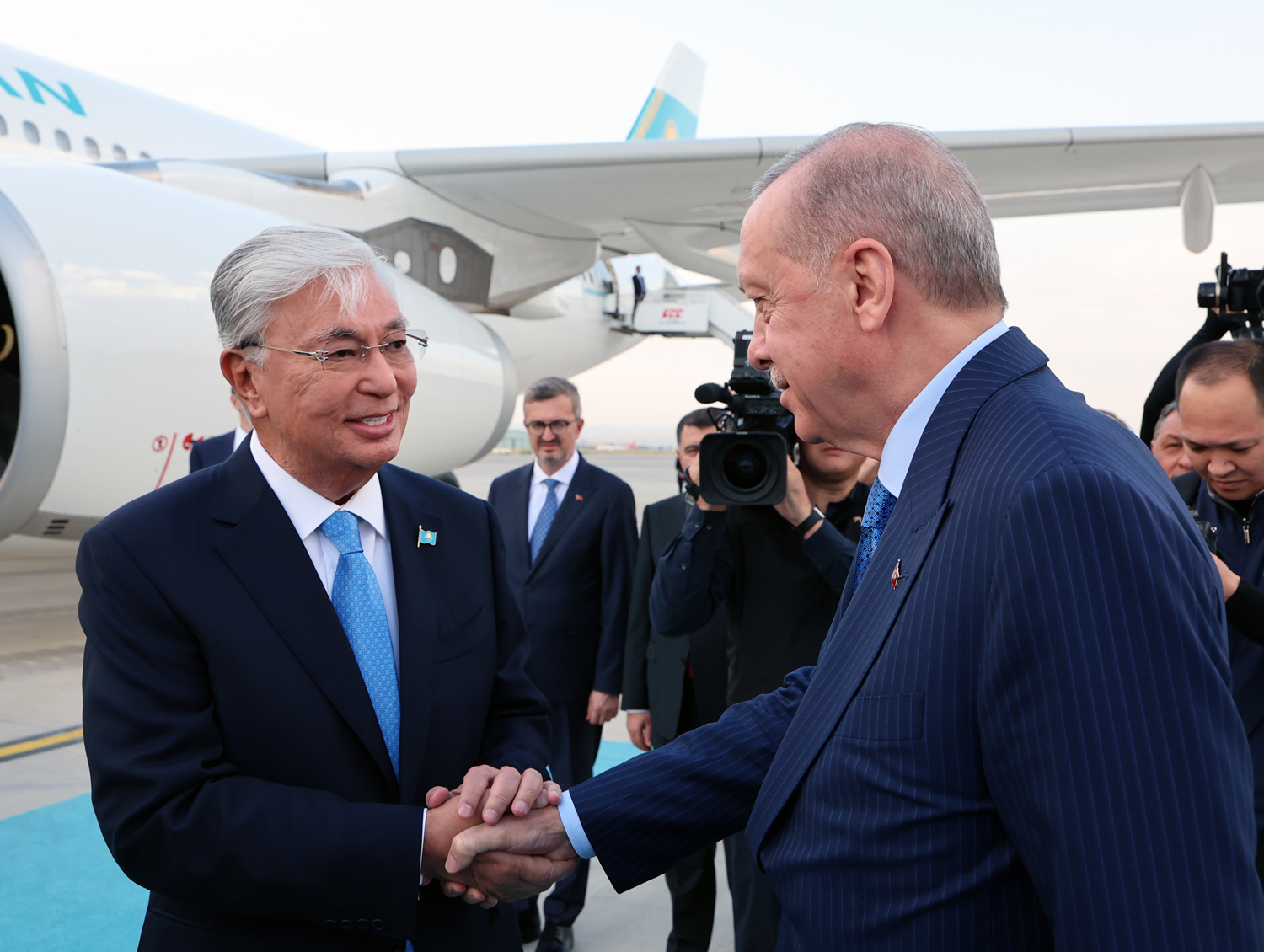 Cumhurbaşkanı Erdoğan, Tokayev'i havalimanın'da karşıladı