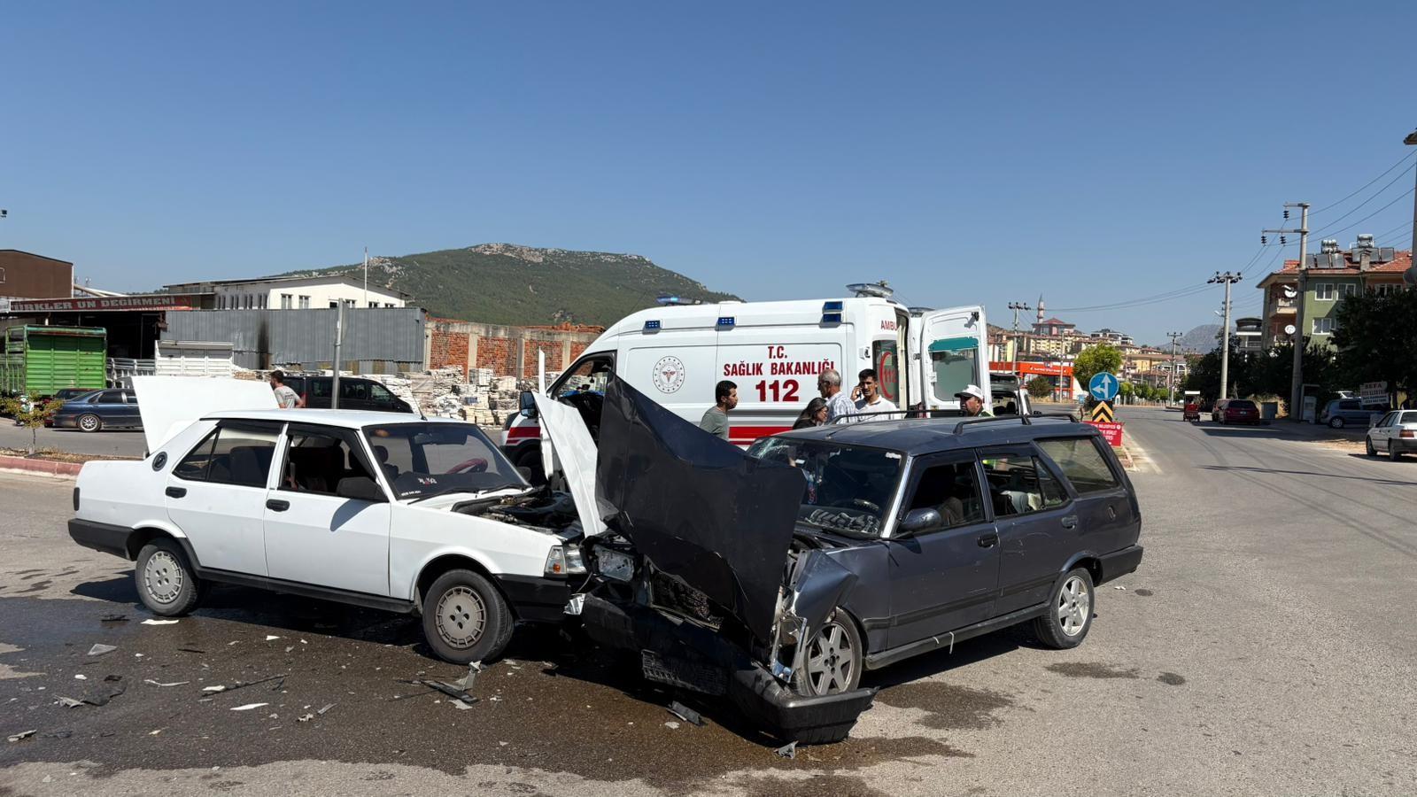 Burdur'un Bucak ilçesinde trafik kazası: 5 yaralı
