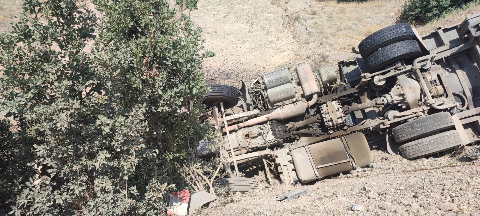Elazığ'da tır devrildi: 1 yaralı
