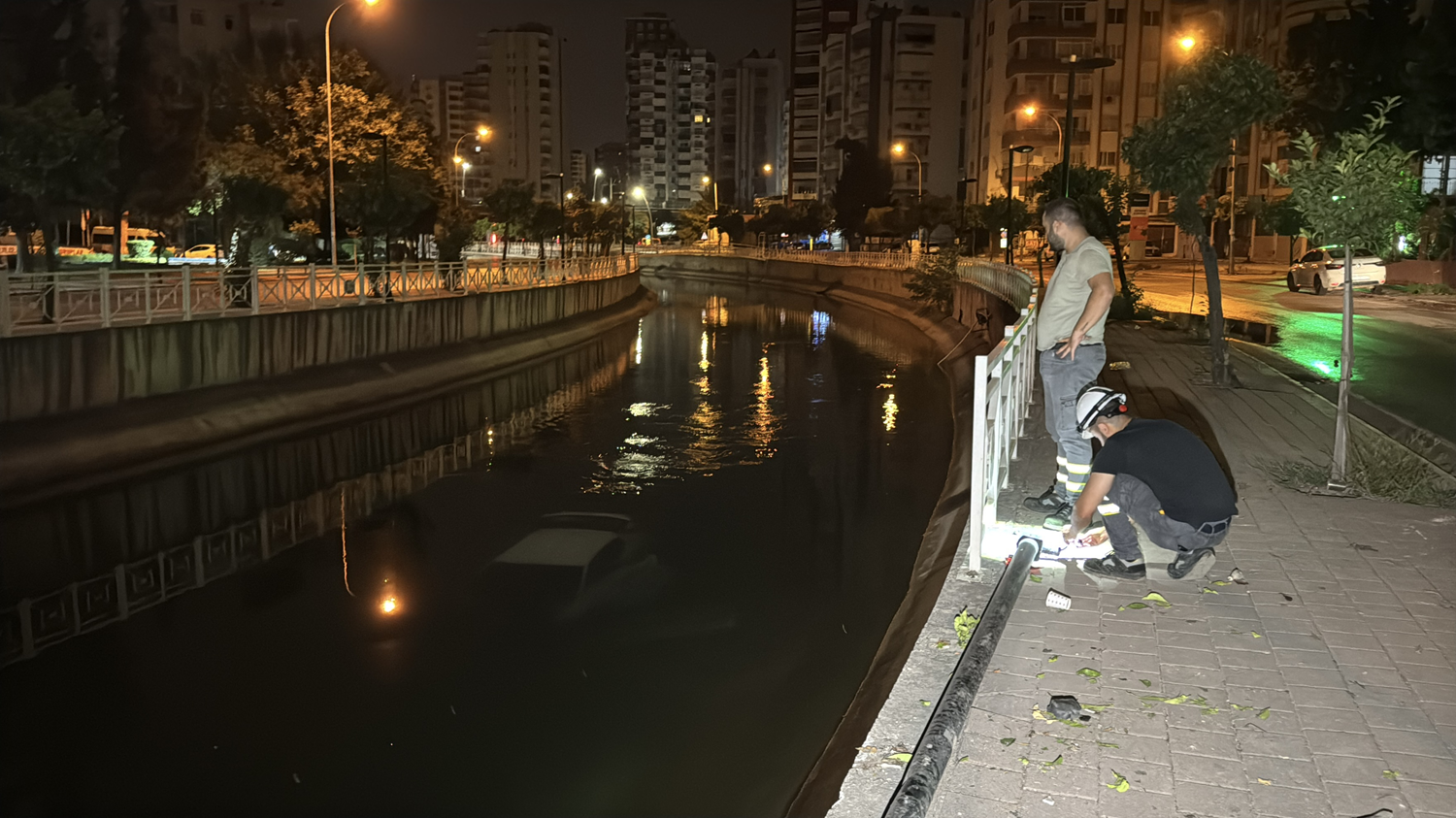 Adana'da sulama kanalına devrilen otomobildeki 3 kişi yaralandı
