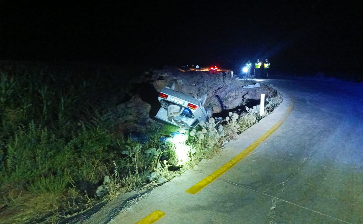 Şanlıurfa'da şarampole devrilen otomobildeki 3 kişi yaralandı