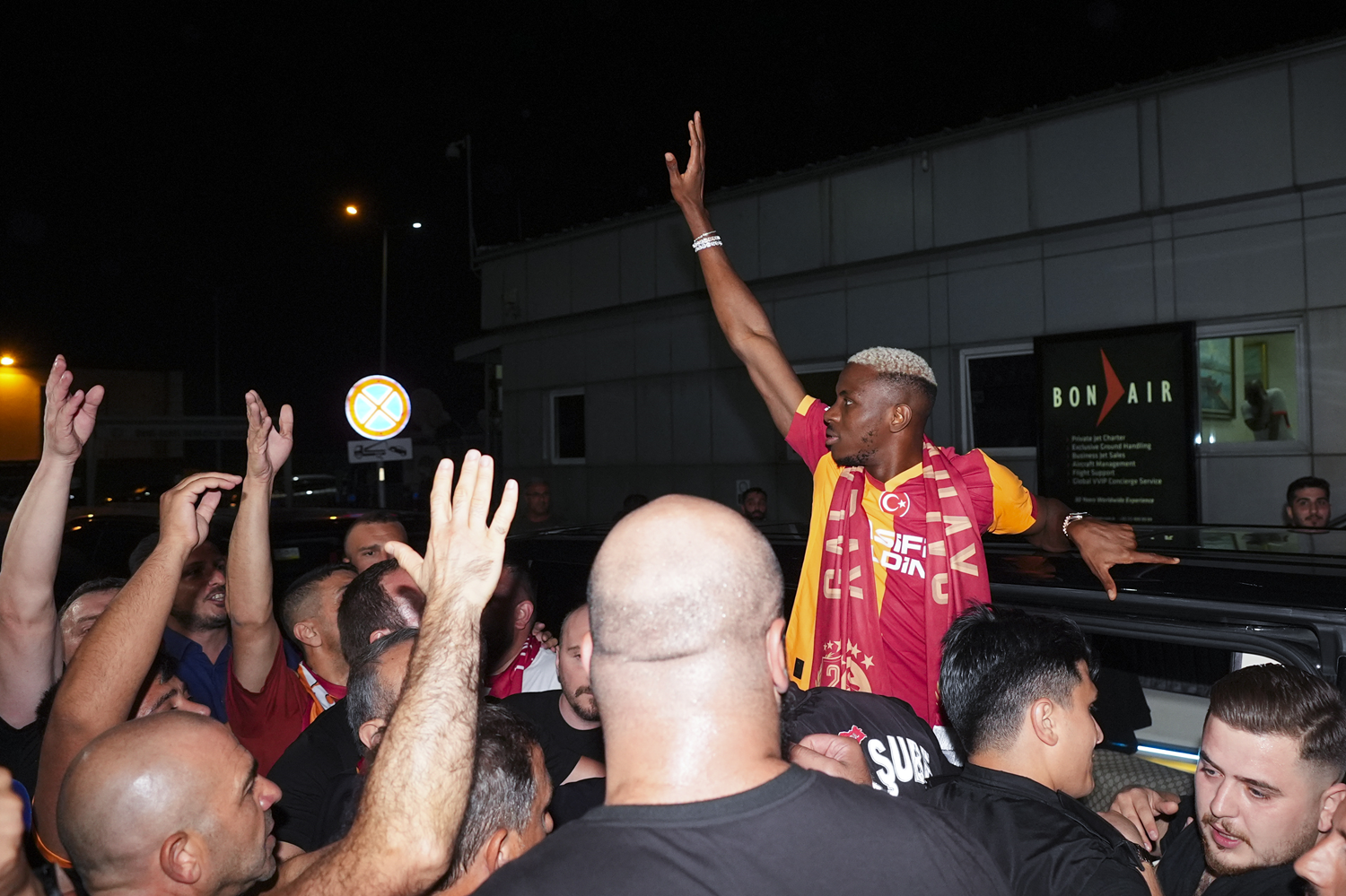 Galatasaray, Victor Osimhen'i 80 milyon euroluk anlaşmayla kadrosuna kattı