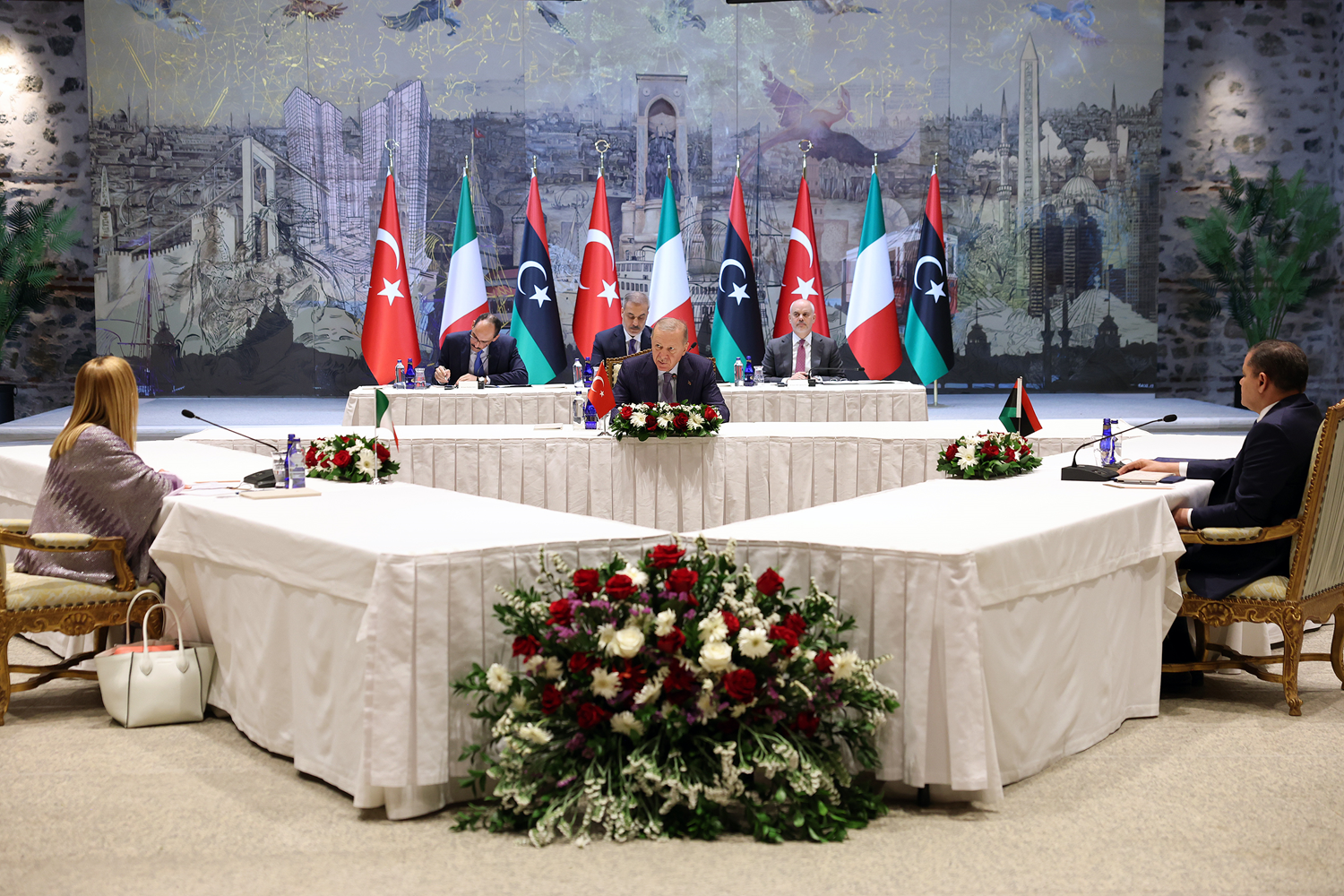 İstanbul'da 3'lü Akdeniz buluşması! Cumhurbaşkanı Erdoğan, Meloni ve Dibeybe ile bir araya geldi