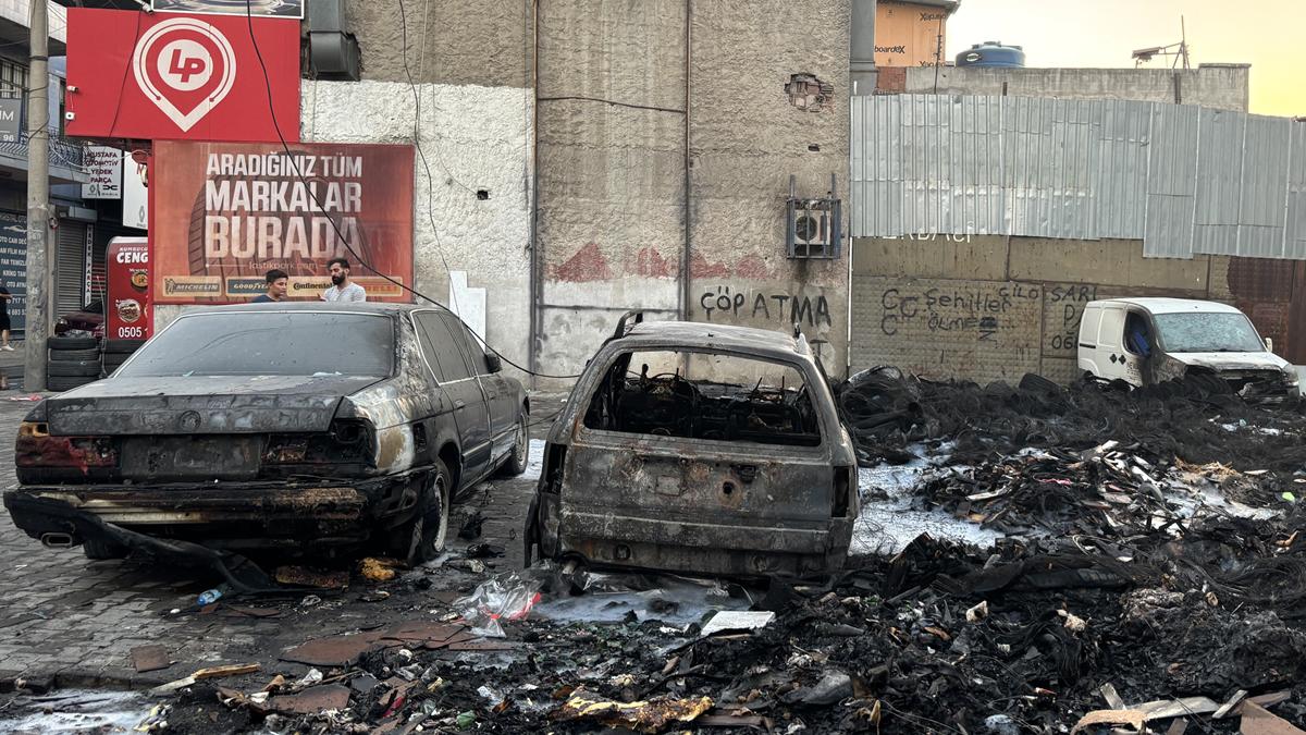 İzmir'de ''ihmal ve çöp'' belediyecilik! Yangın çıktı araçlar küle döndü