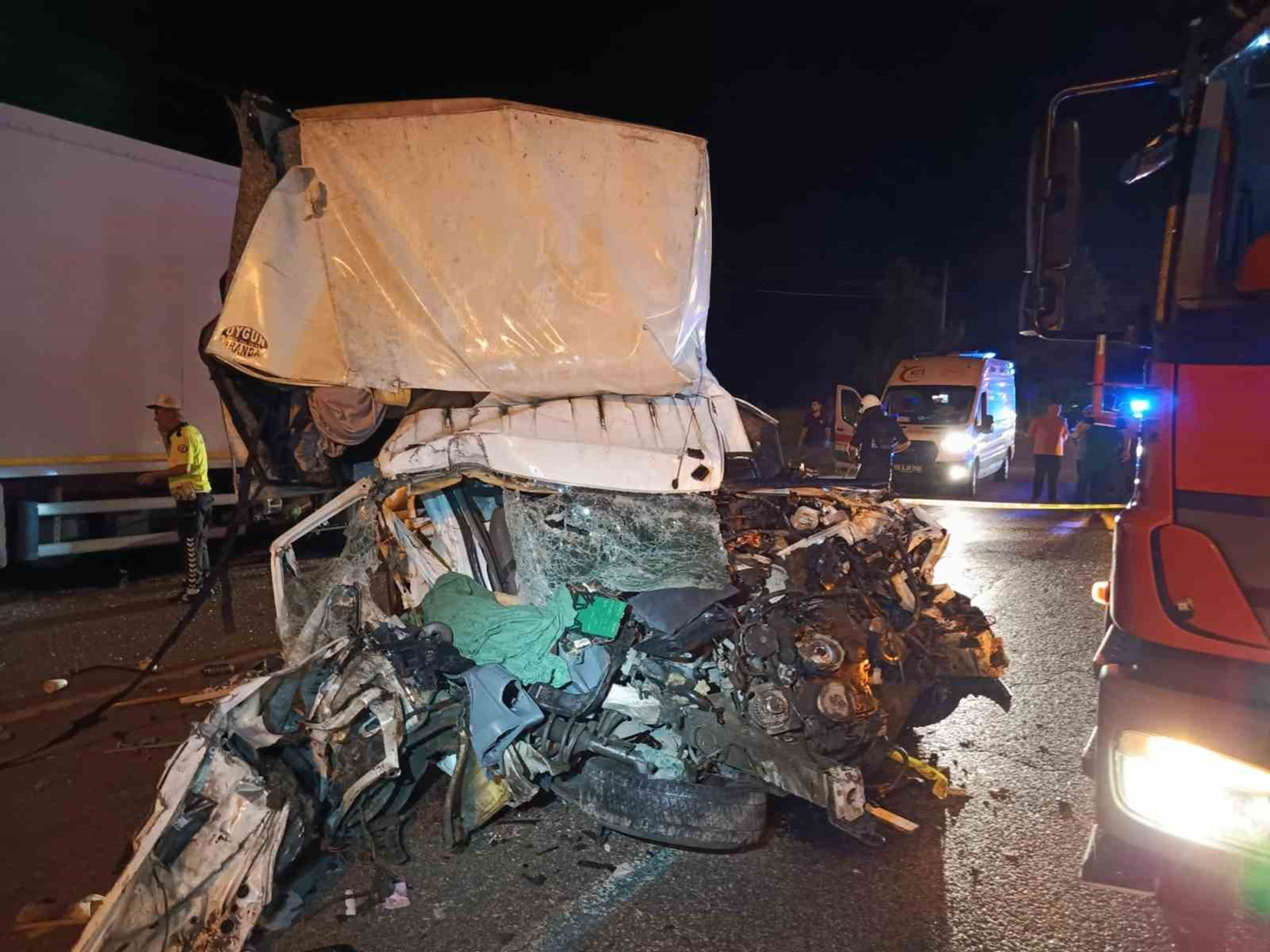 Samsun'da öldüren kaza: Kamyonet paramparça oldu