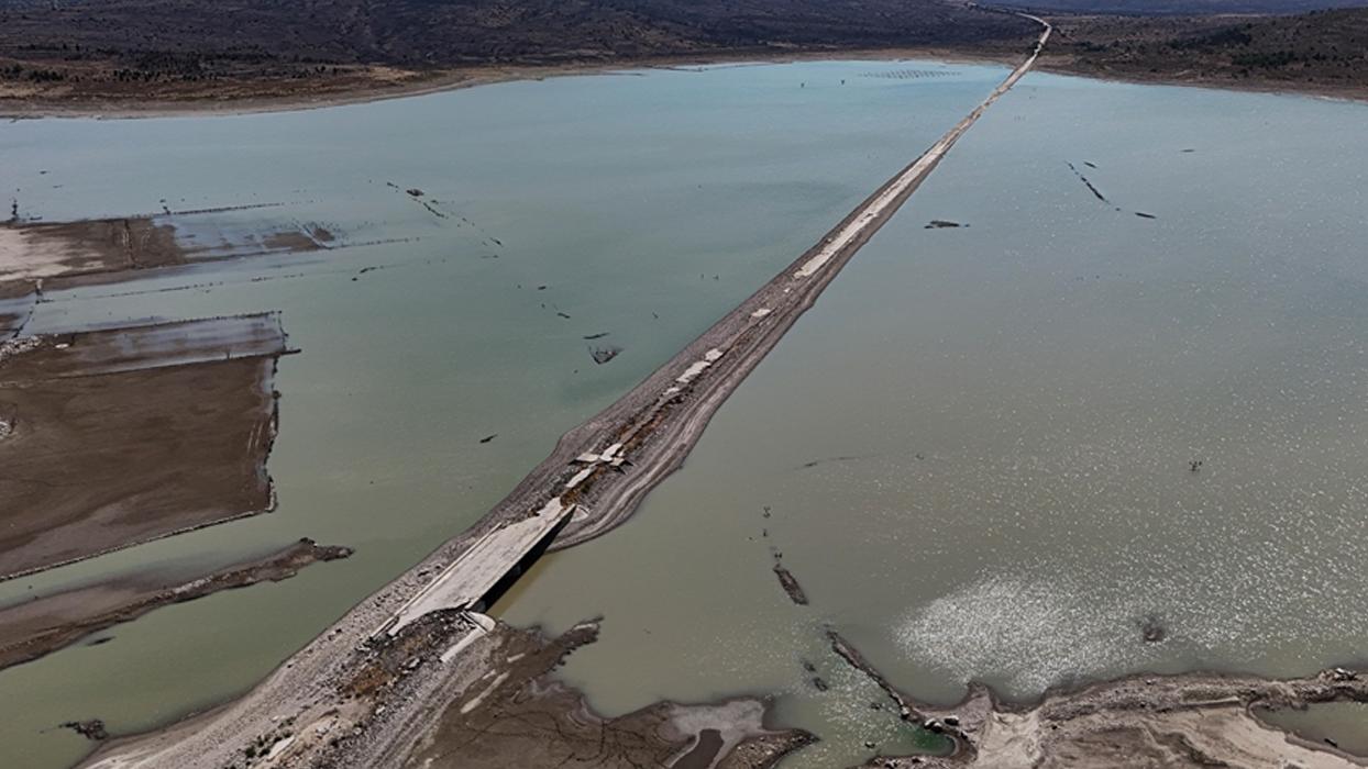 Barajda su seviyesi düştü! Eski İzmir-Çeşme kara yolu ortaya çıktı