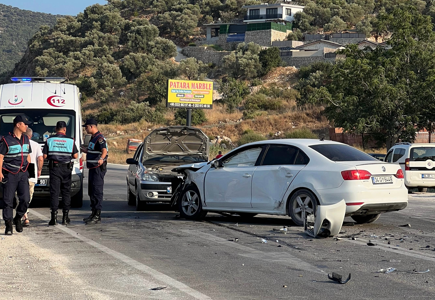 Antalya'da 3 otomobilin çarpışması sonucu 7 kişi yaralandı
