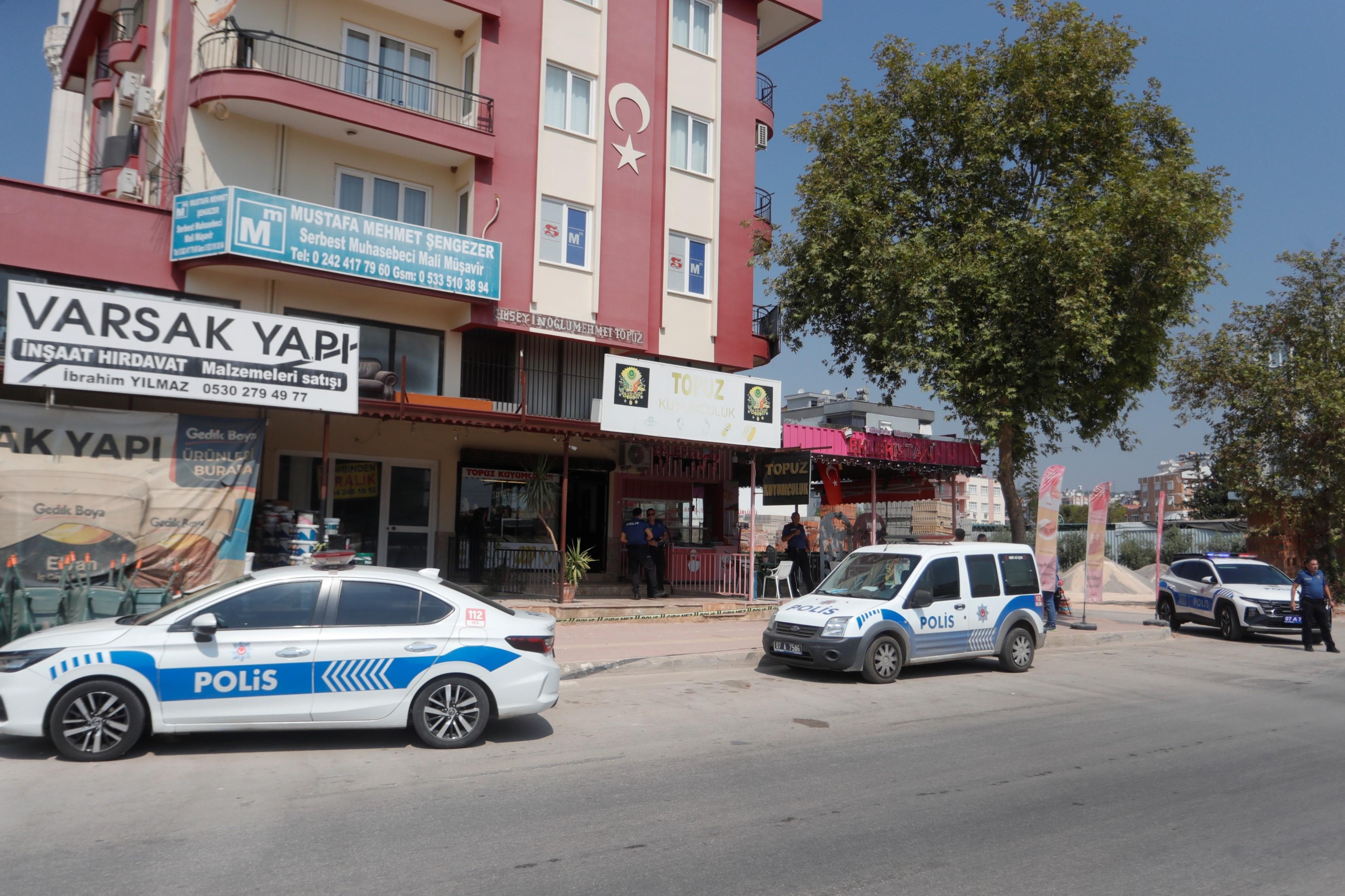 Antalya'da kuyumcuya bıçakla baskın! 750 bin TL değerinde bilezik çalındı