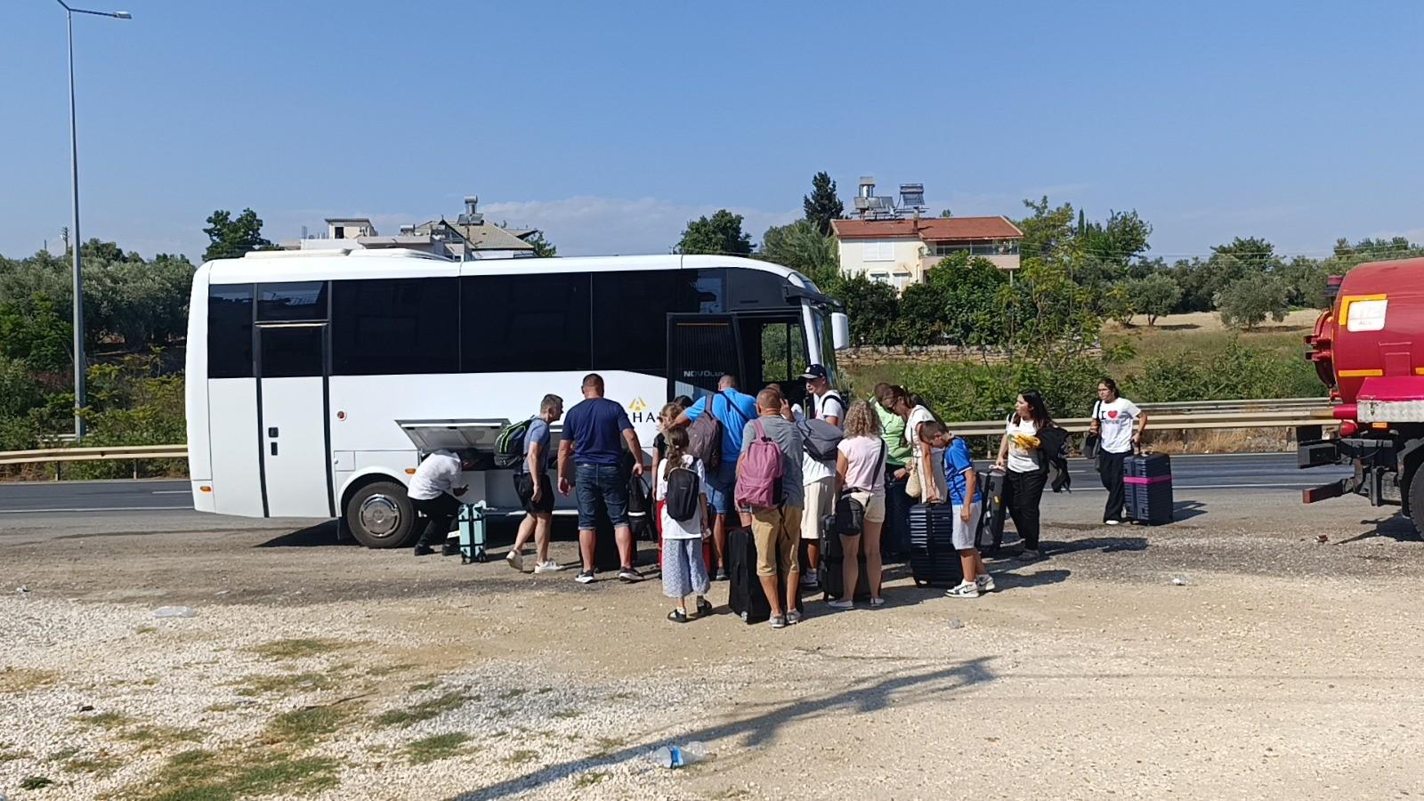 Antalya'da tur otobüsü alev aldı: 43 Polonyalı turist tahliye edildi