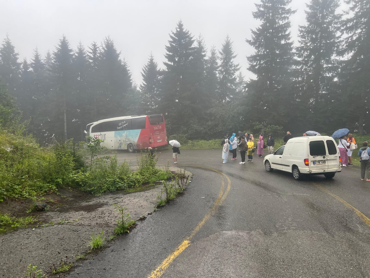 Trabzon Çaykara'da tur otobüsü kaza yaptı: 2 yaralı