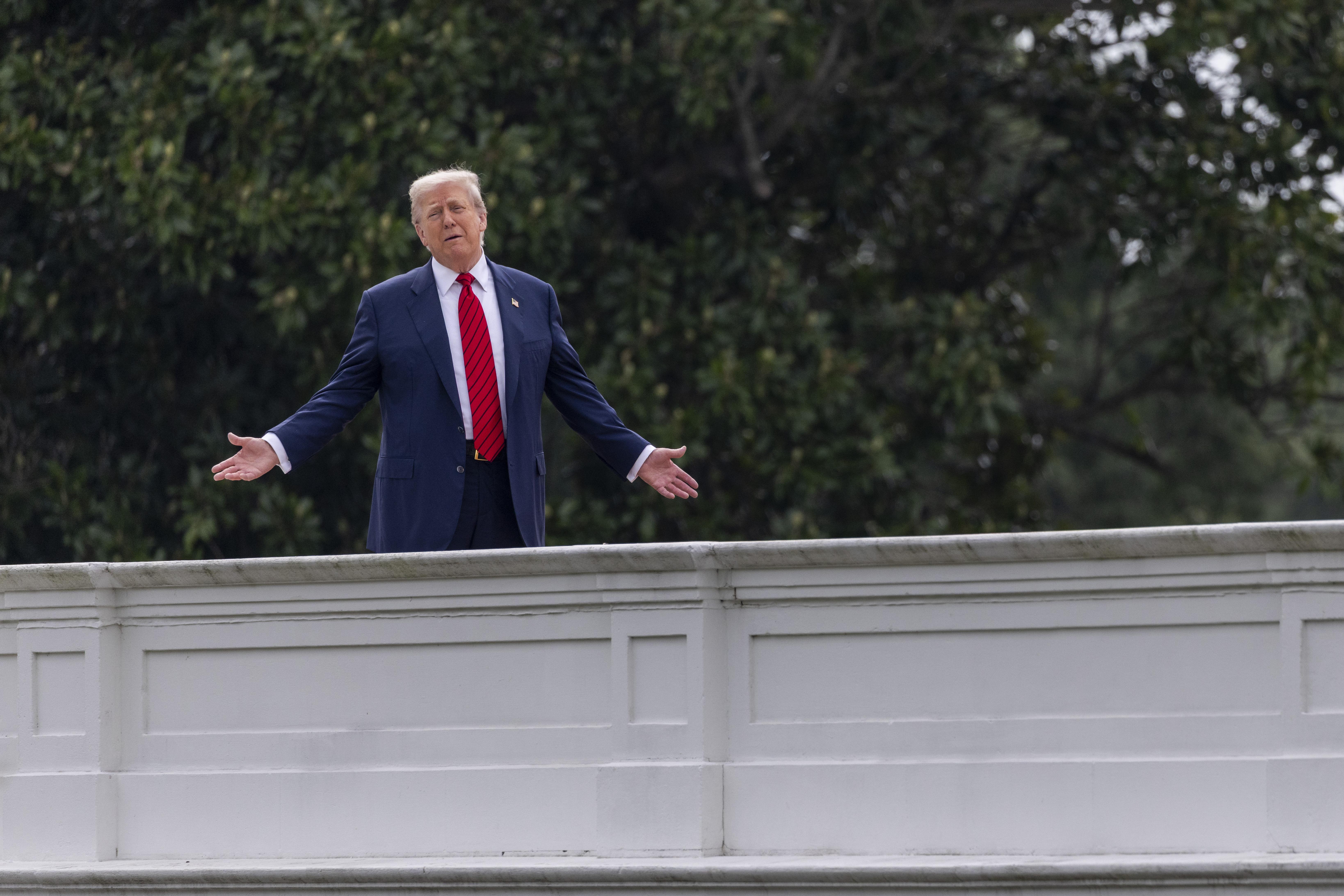 Trump, Beyaz Saray'ın çatısında... ''Nükleer füze inşa edeceğiz''