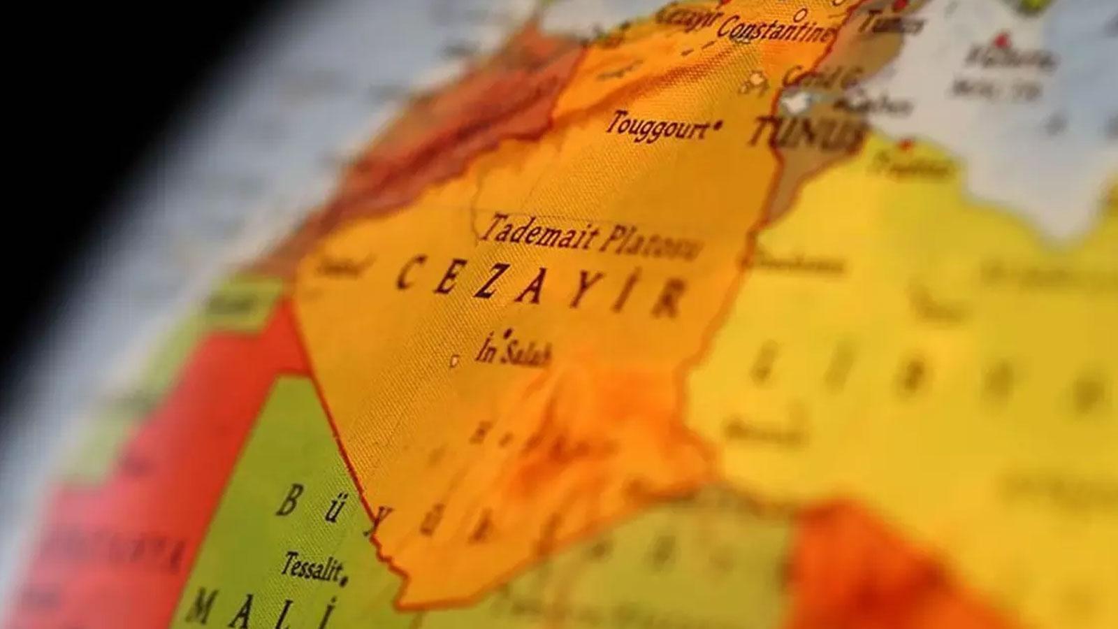 Cezayir'de keşif uçağı düştü: 4 kişi öldü