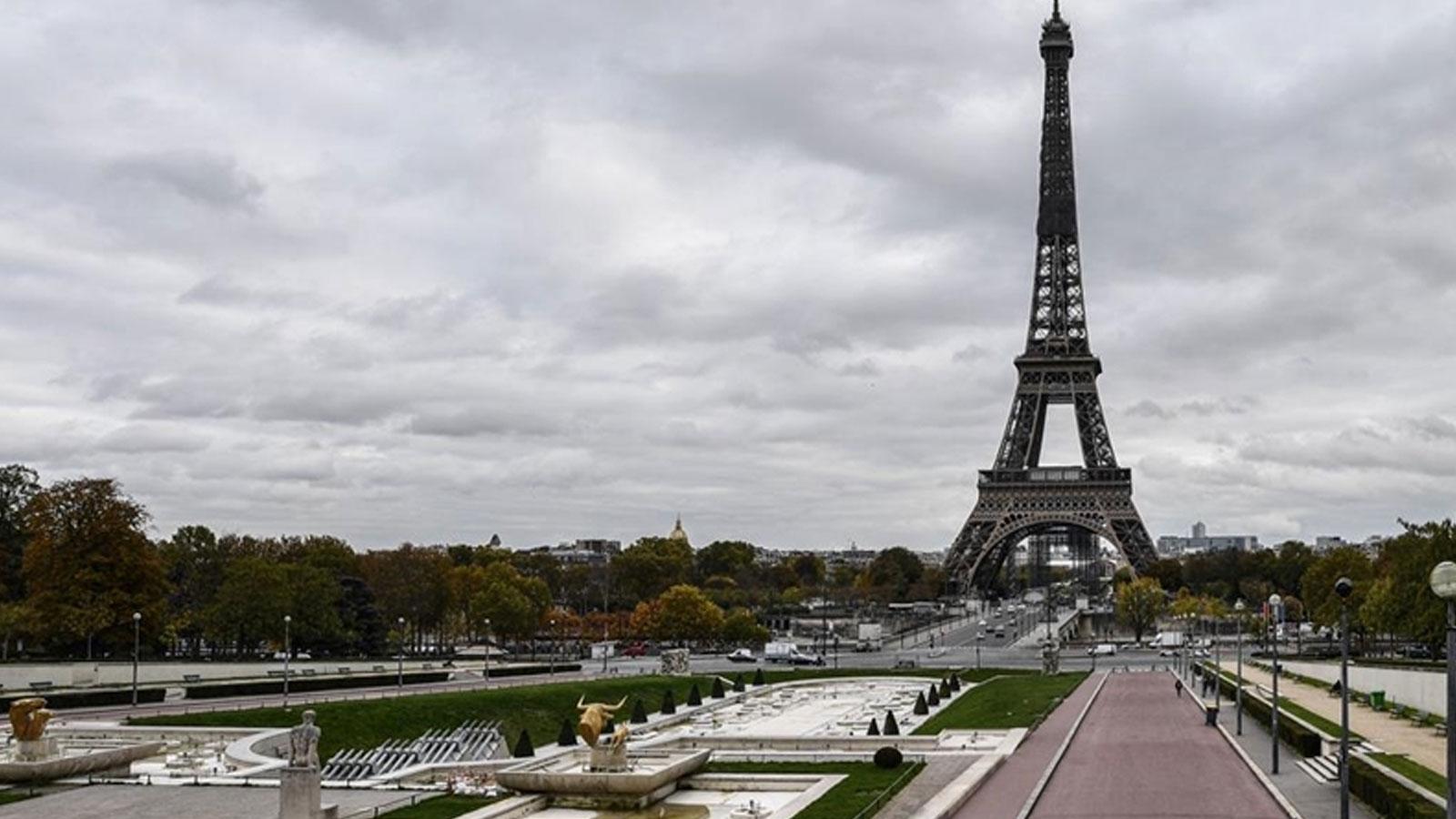 Fransa'da Paris'te 200 evsiz, barınma sorununu protesto etti