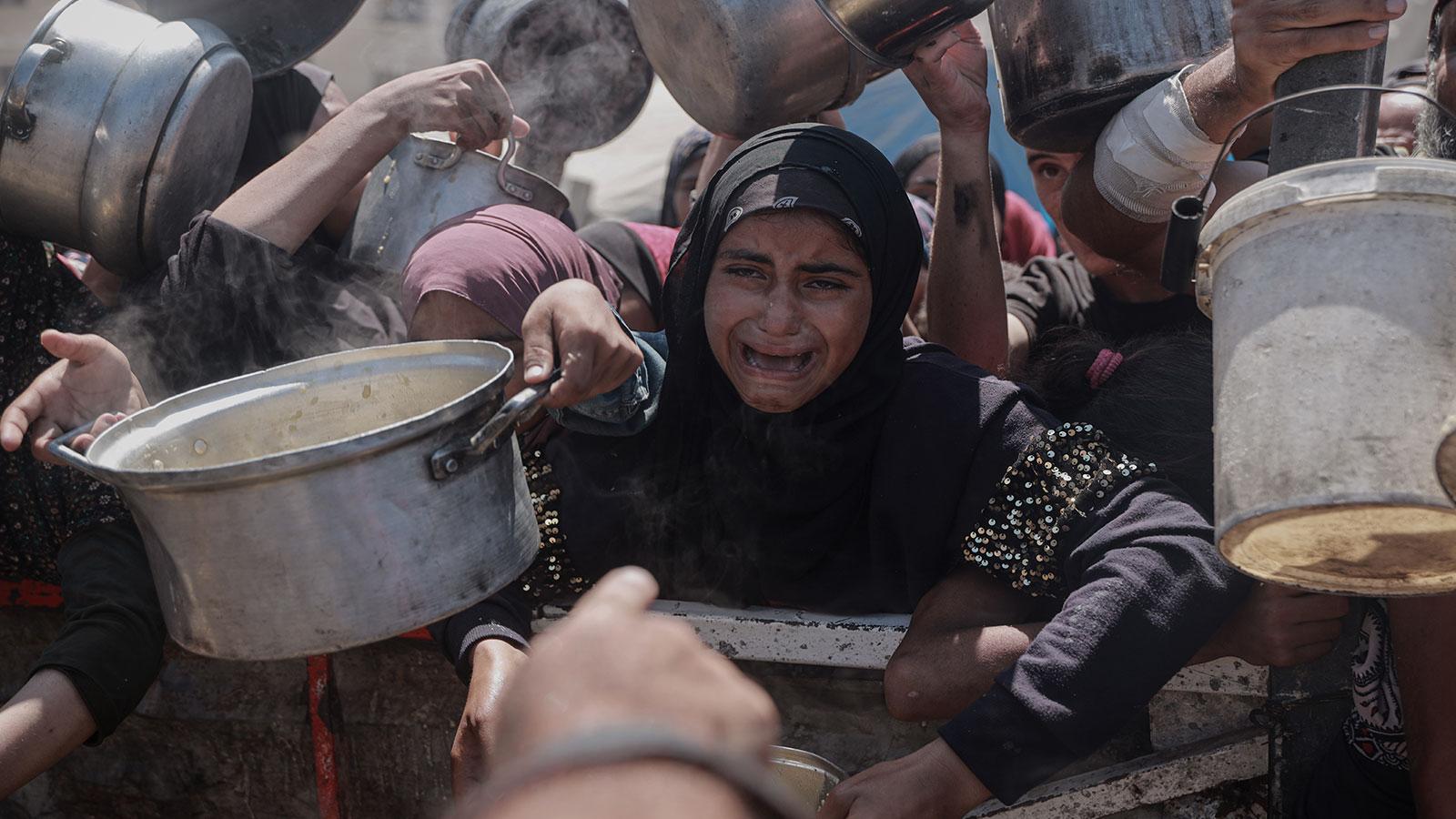Gazze'de İsrail ordusunun engellediği yardım tırının devrilmesi sonucu 20 Filistinli şehit oldu