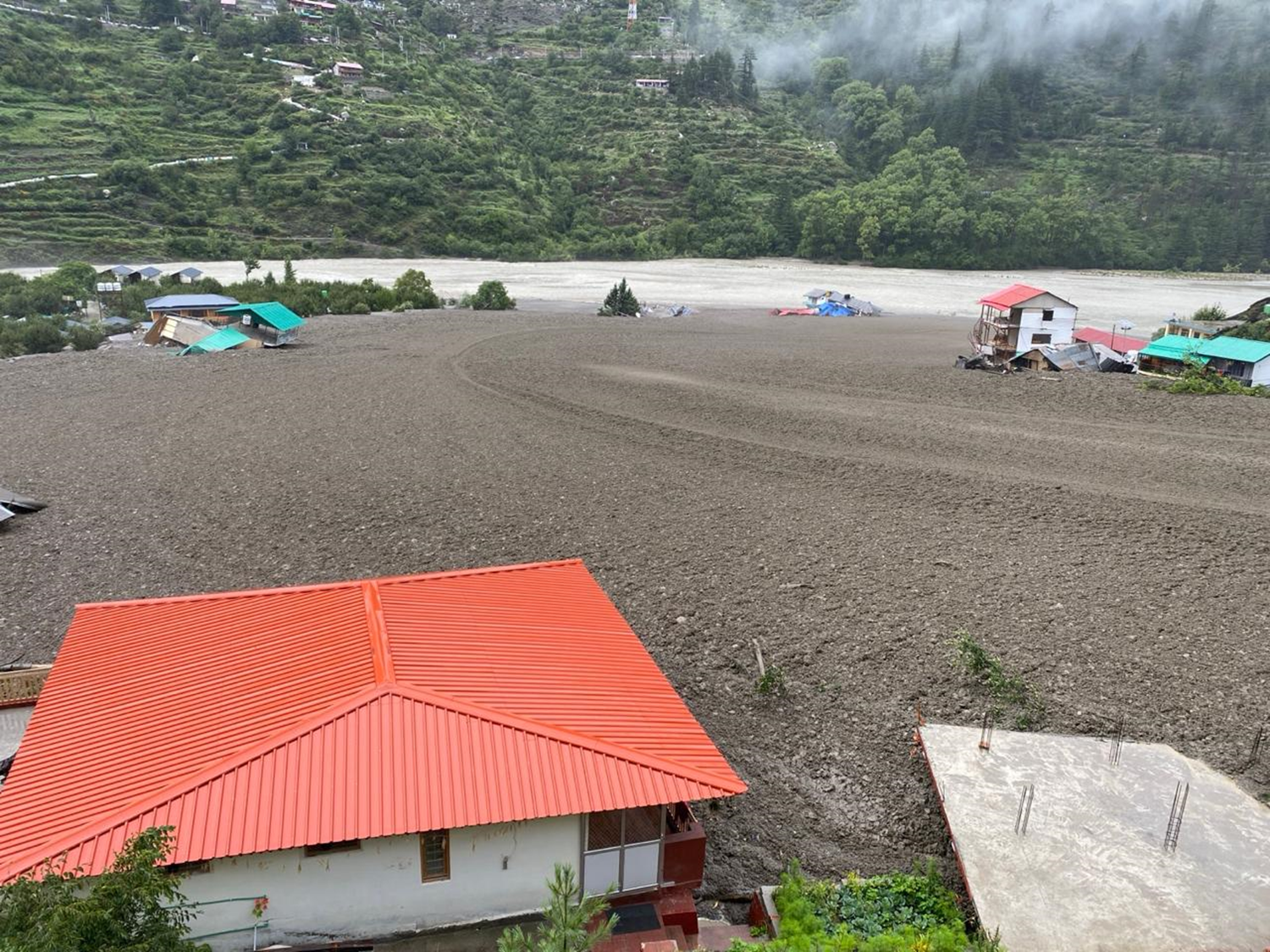 Hindistan'ın Uttarakhand eyaletinde sel ve heyelan: 100 kişiden haber alınamıyor