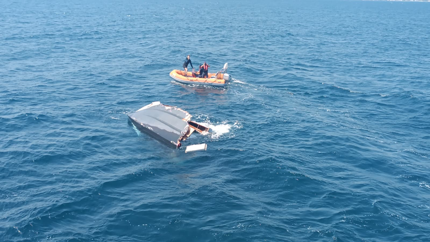 Marmara Adası açıklarında parçalanmış halde bulunan teknedeki kişi aranıyor