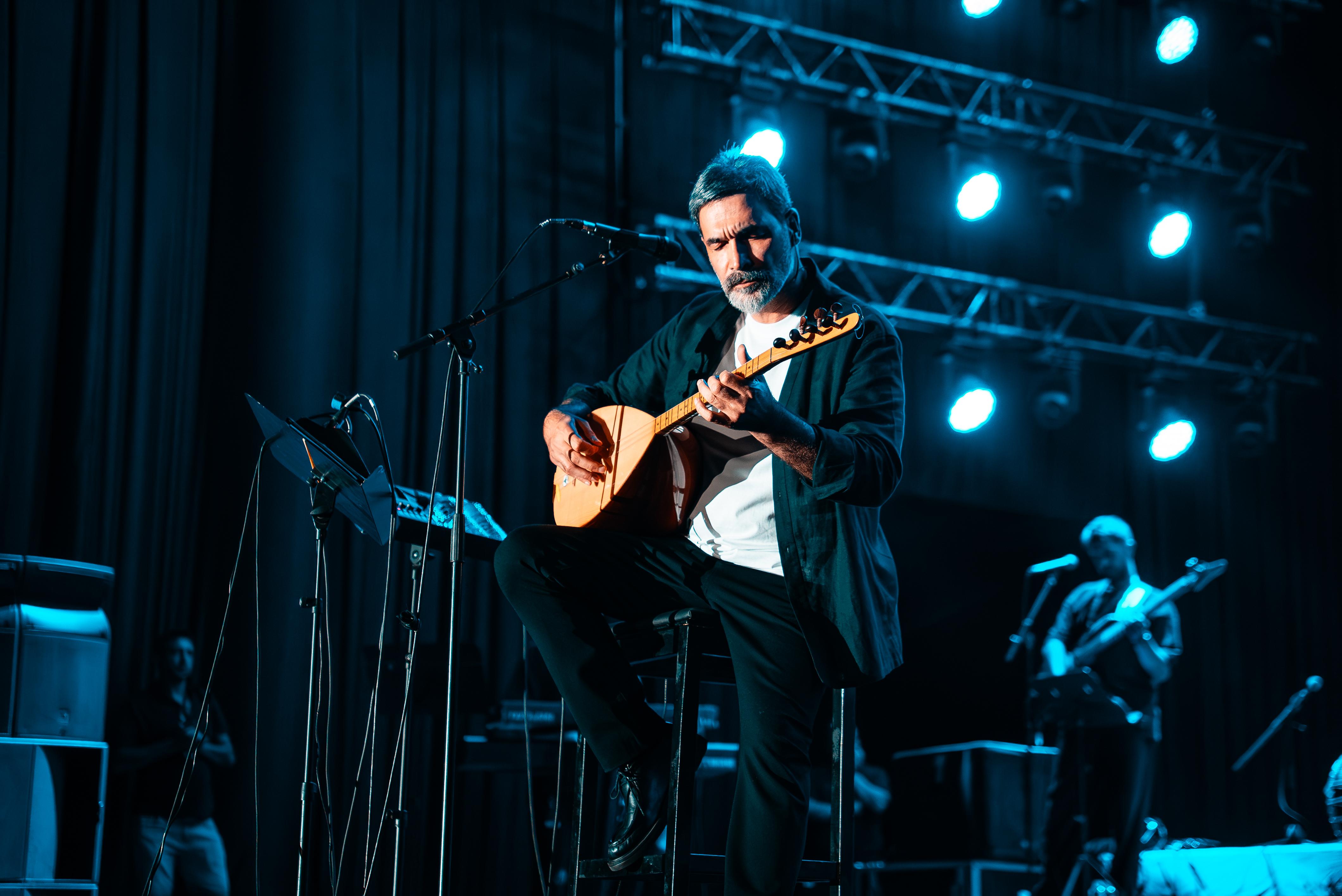 Nevşehir'de Uğur Işılak Rüzgarı esti... Kültür Yolu Festivali'nde konser verdi