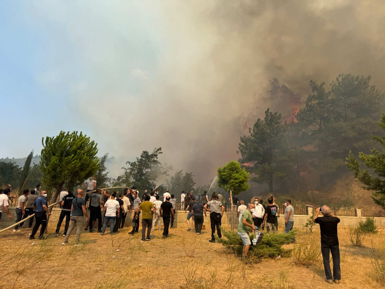 Çanakkale'de orman yangını! İtfaiye aracı alevlerin ortasında kaldı