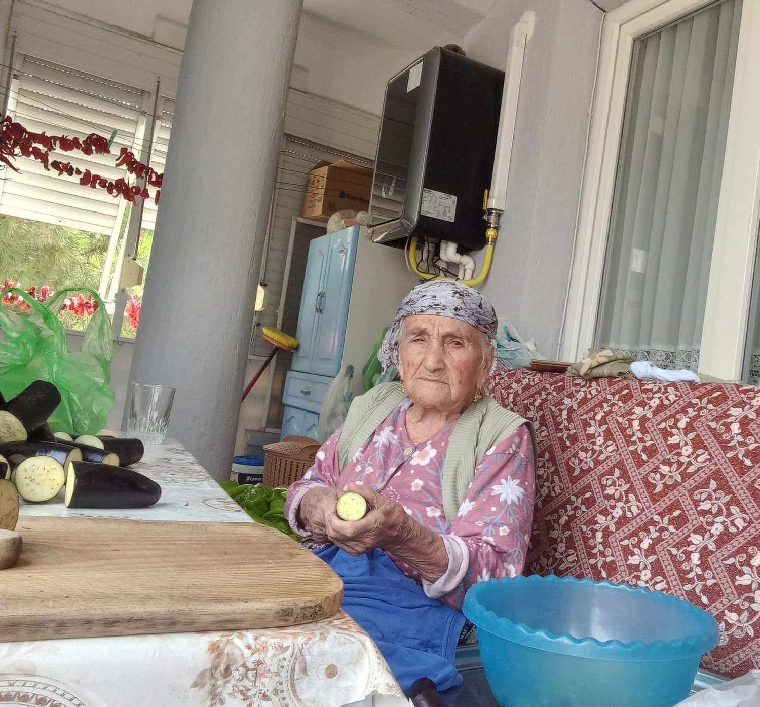 96 yaşındaki Fatma Dereli kendi elleriyle kışlık yiyeceklerini hazırlıyor