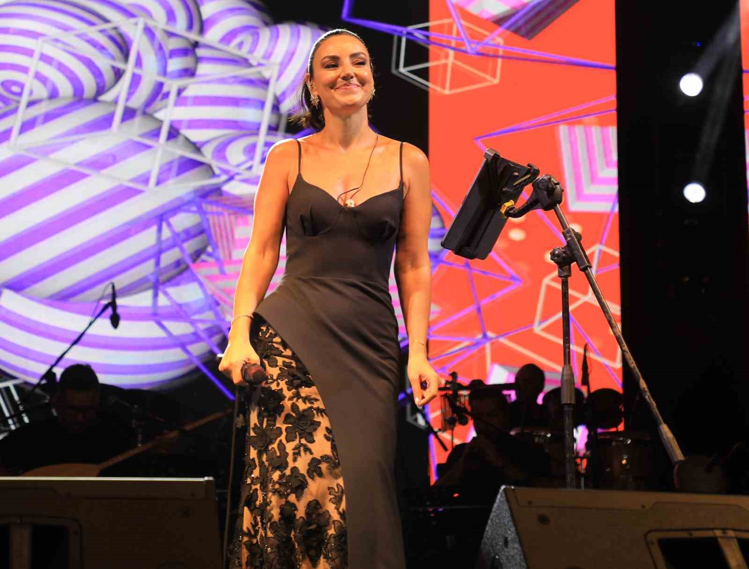 Sevcan Orhan Bitlis'te coşturdu: Kurtuluşun 109. yıl dönümünde unutulmaz bir konser!
