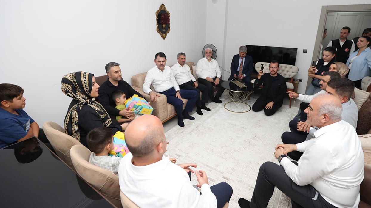 Bakan Kurum'dan Adıyaman'da yeni evlerine taşınan depremzede aileye ziyaret