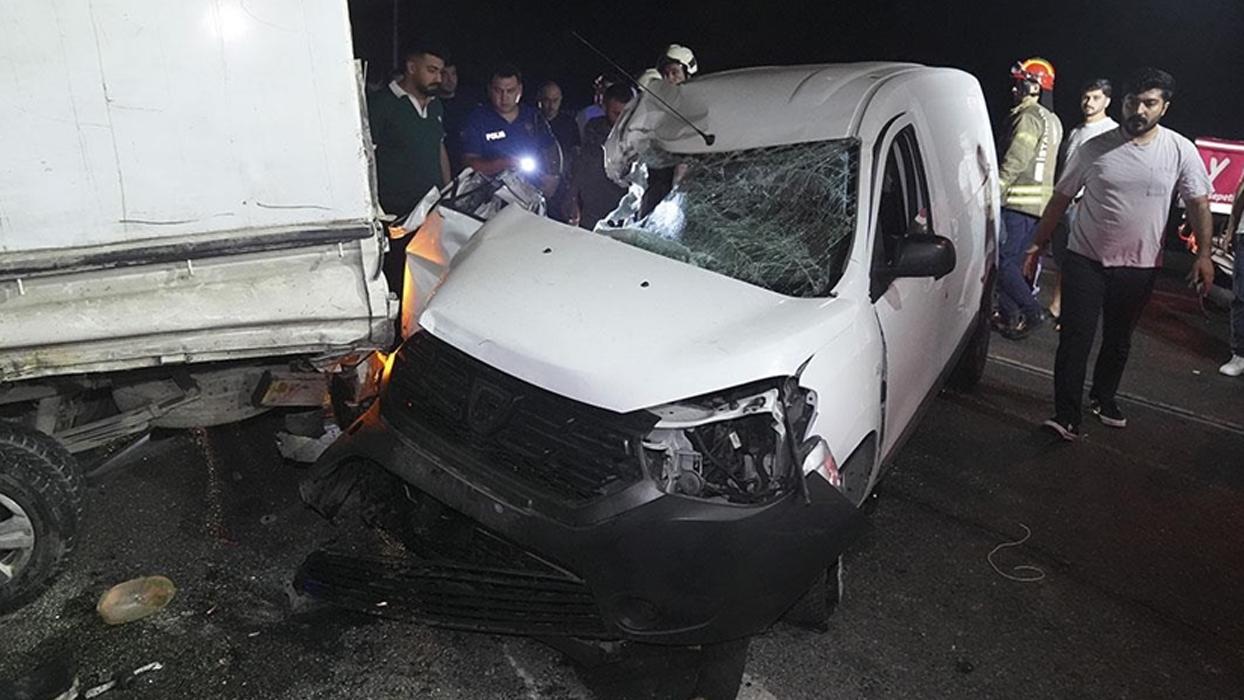 İstanbul'da hafif ticari araç kamyonete çarptı: 3 yaralı