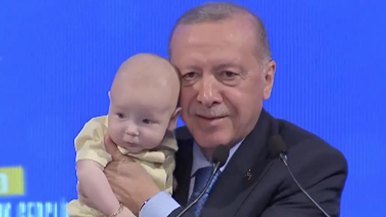 Cumhurbaşkanı Erdoğan'ın kürsüsünde minik misafir