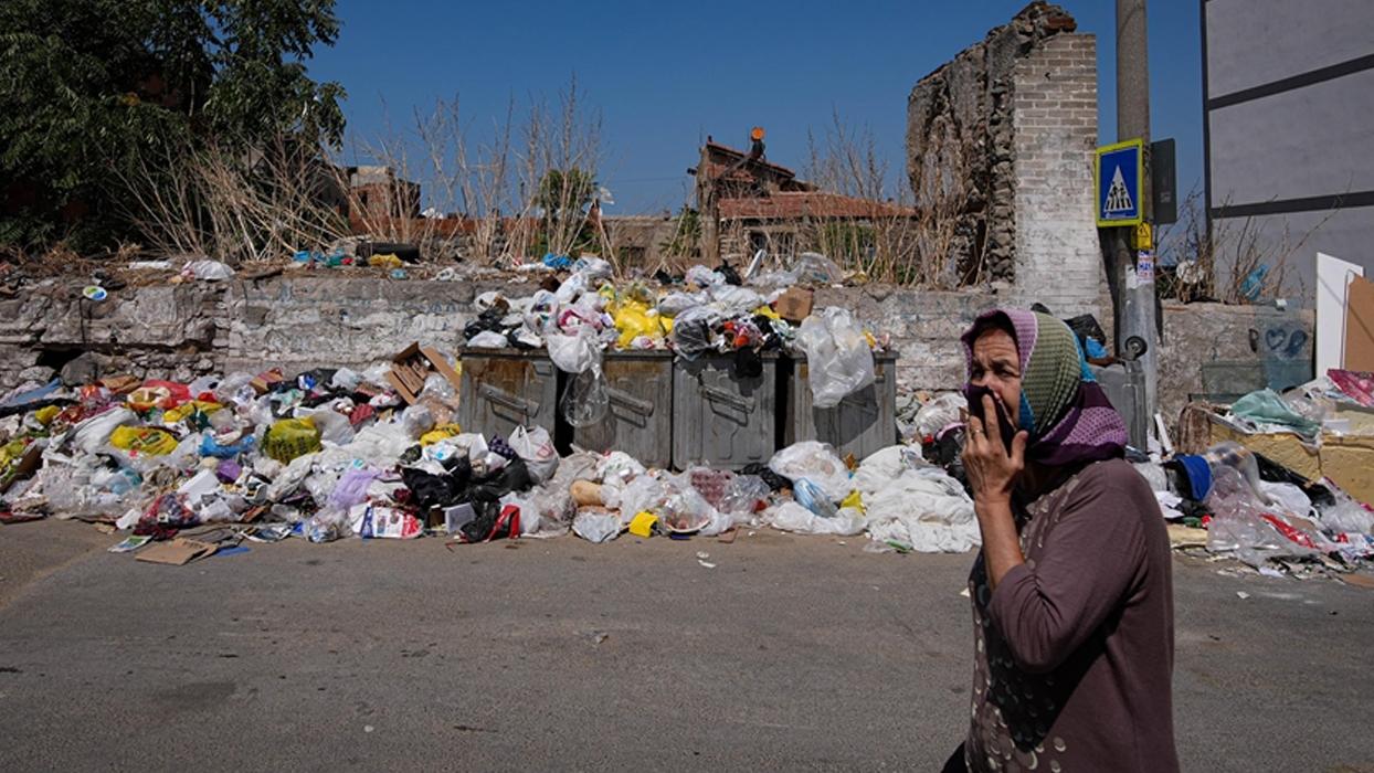 İzmir'de çöp yığınları ve kötü koku tepkilere neden oluyor