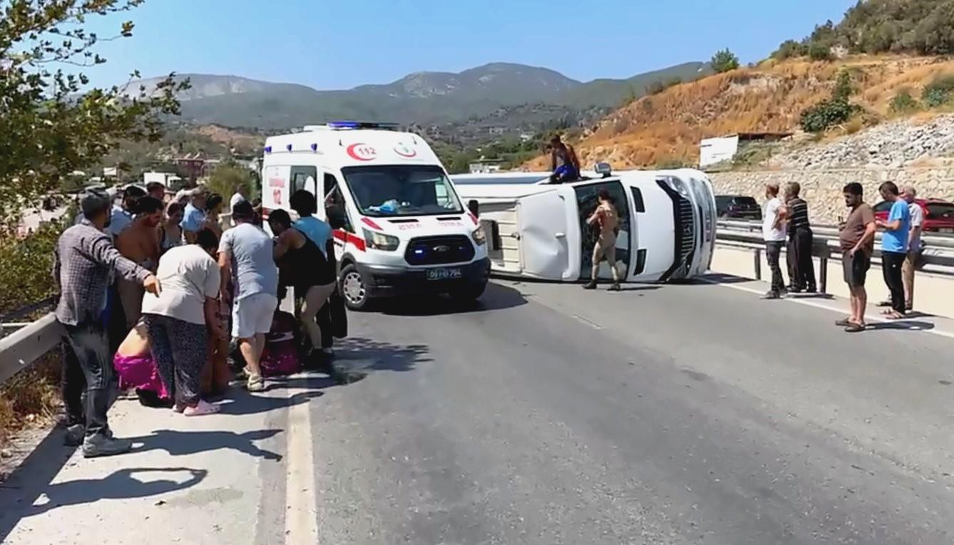 Aydın'ın Söke ilçesinde turistleri taşıyan midibüs devrildi: 7 yaralı