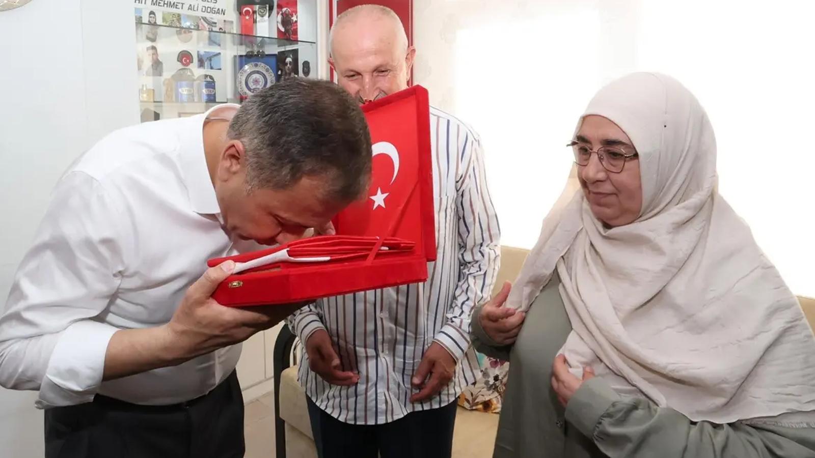 Bakan Yerlikaya'dan şehit ailesine ziyaret: Aziz hatıraları asla unutulmayacak