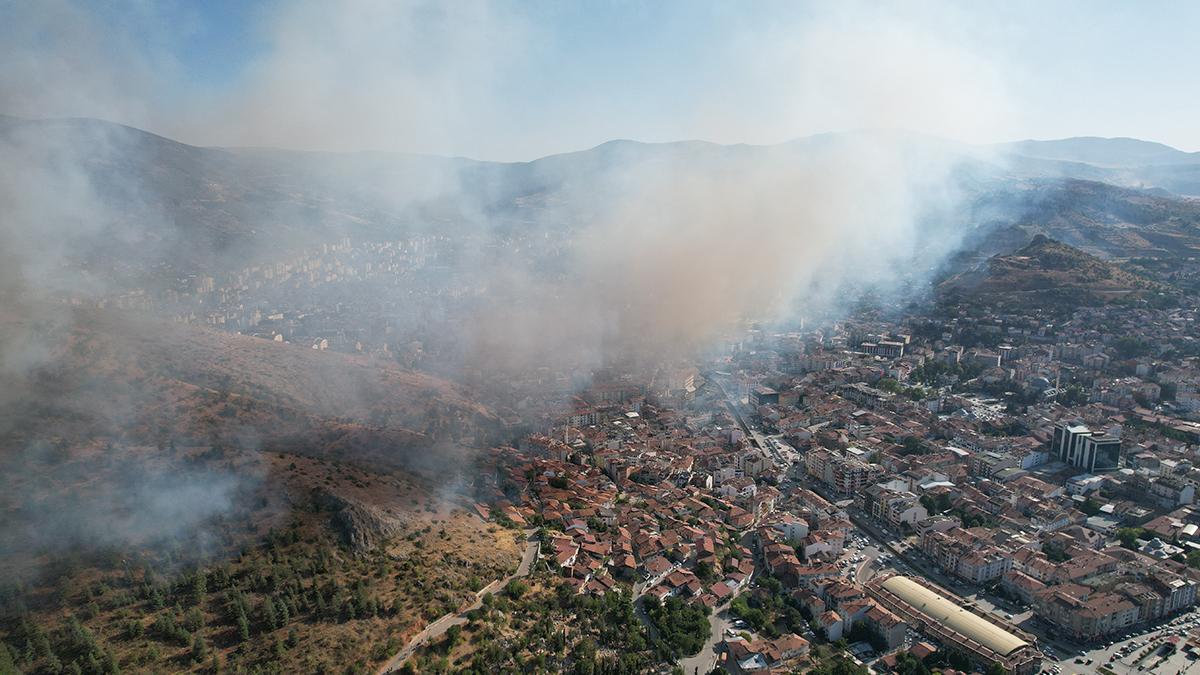 Kent merkezinde korkutan yangın: Ekipler ve halk seferber oldu