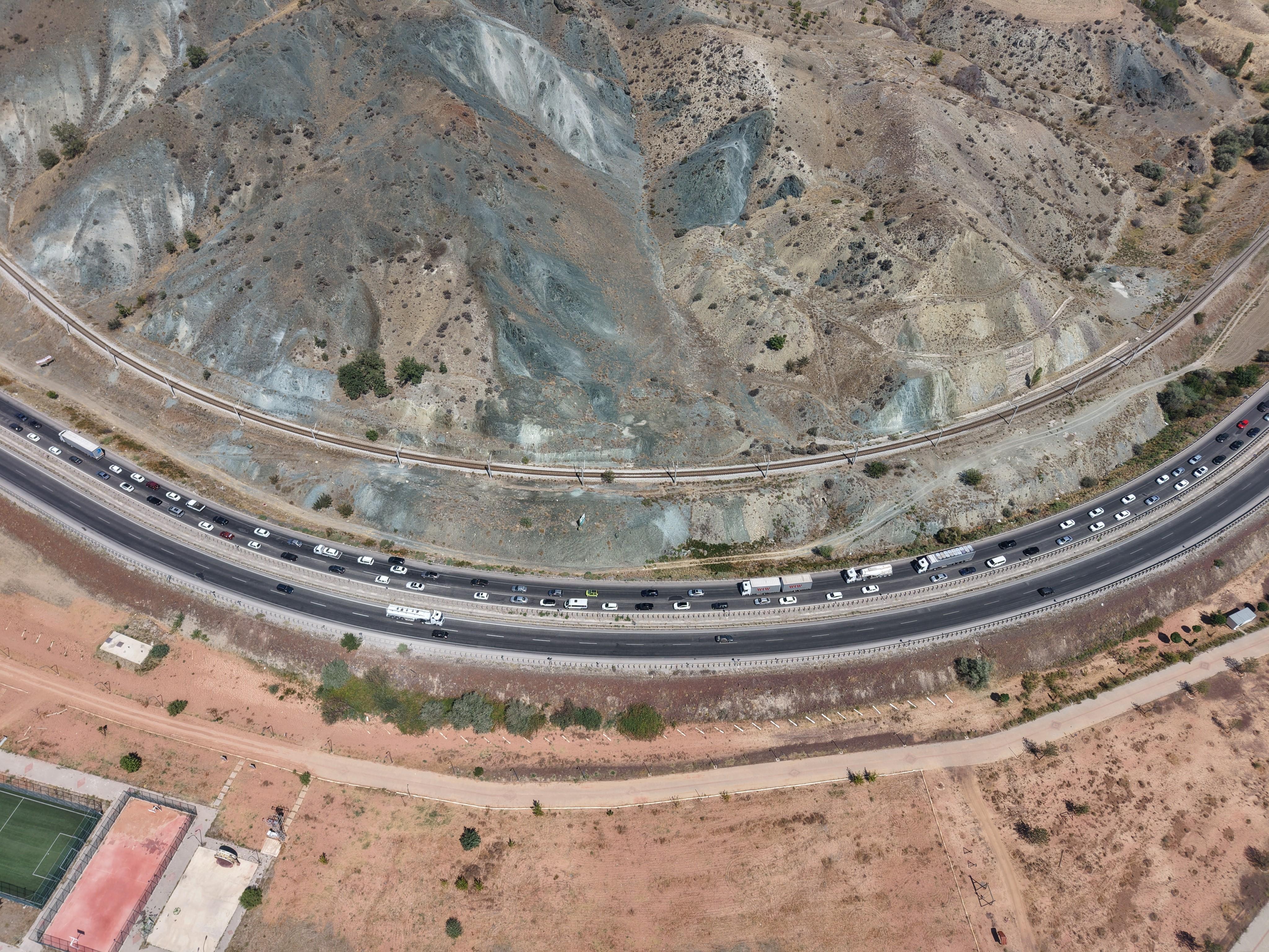 43 ilin geçiş güzergahında trafik durma noktasına geldi: Kilometrelerce araç kuyruğu oluştu