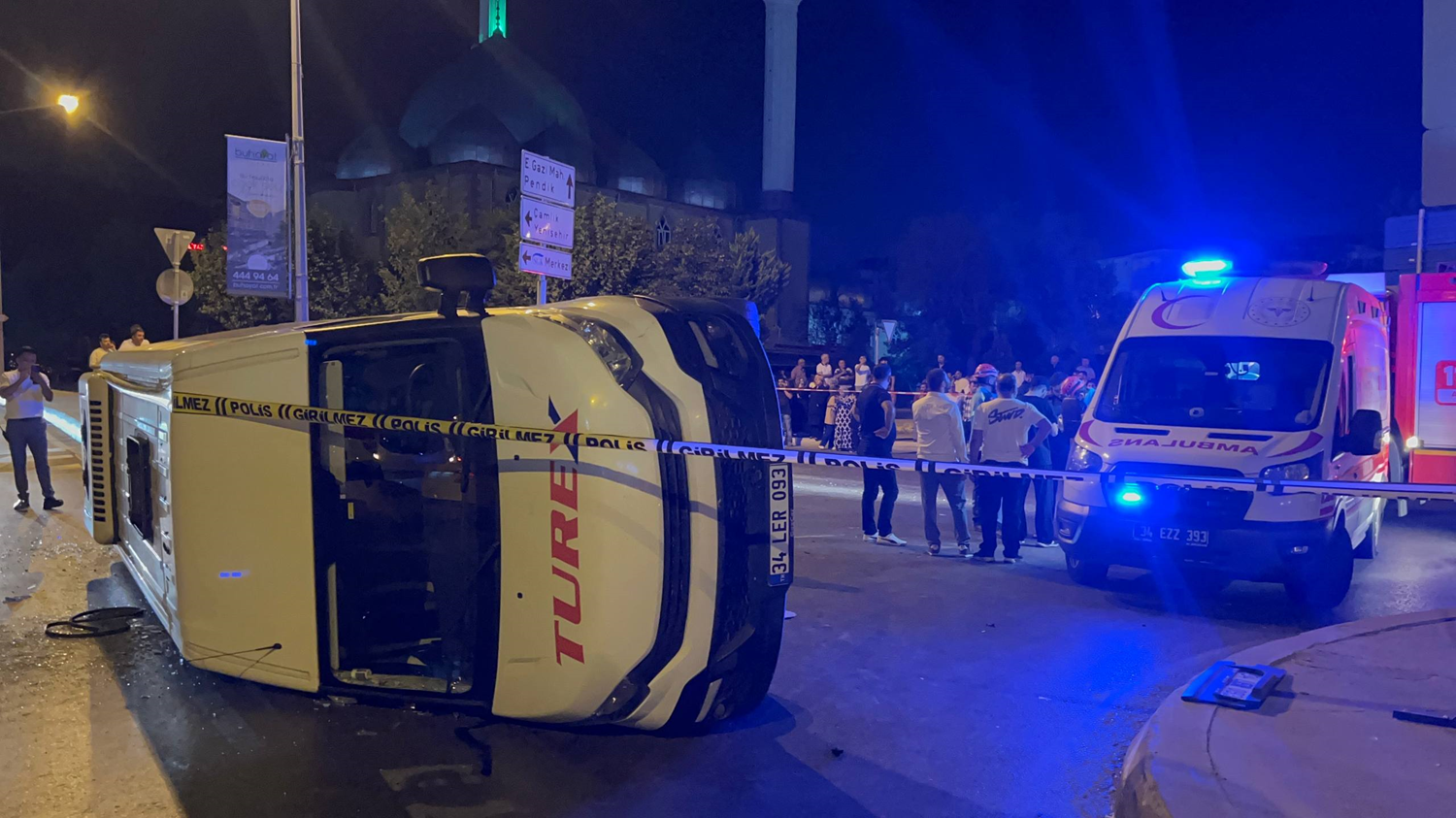 Sultanbeyli'de servis minibüsü ile otomobil kaza yaptı: 10 yaralı