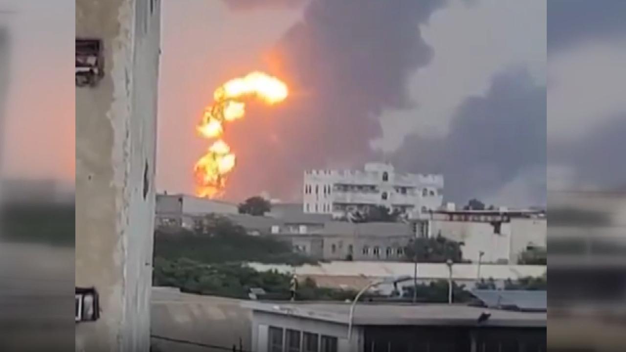 Katil İsrail'in Yemen'de hayati önem taşıyan tesisleri hedef aldı: Sana karanlığa gömüldü