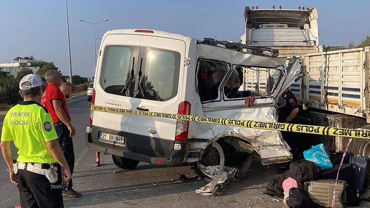 Mersin'de öğrencileri taşıyan minibüs tıra çarptı: 2 ölü, 10 yaralı