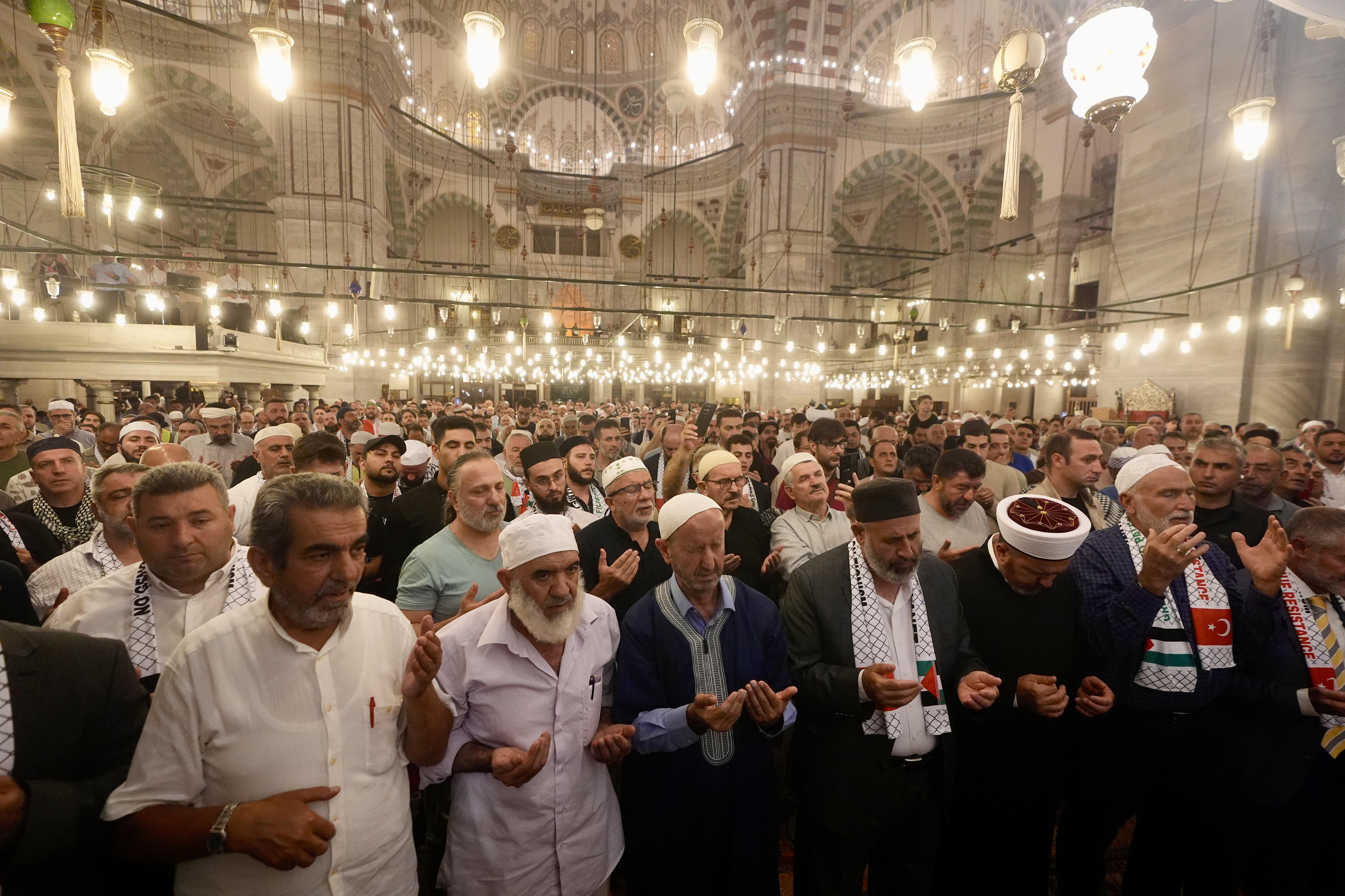 Yüzlerce vicdan sahibi, Fatih Camii'nde Gazze için bir araya geldi