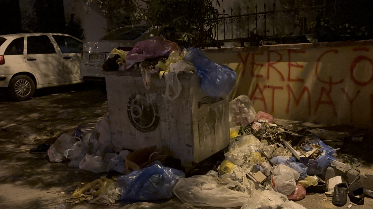 Kartal Belediyesi'nde yeni kriz: İşçiler maaş almadı sokaklar çöple doldu