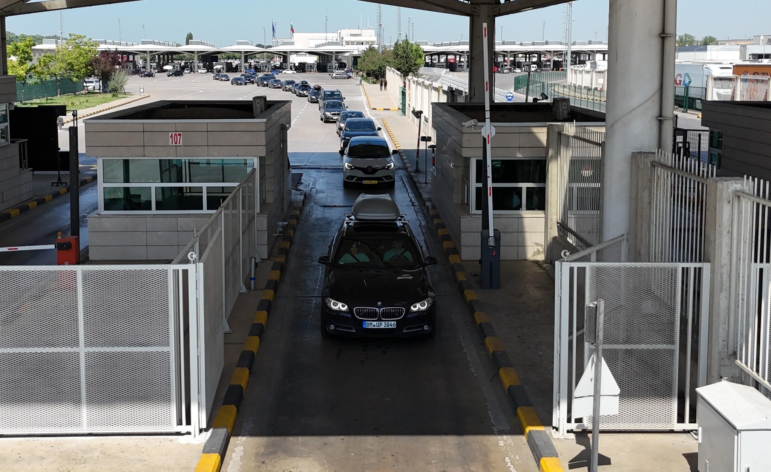 Gurbetçiler sevinçle geldikleri Türkiye'den hüzünle ayrılıyor