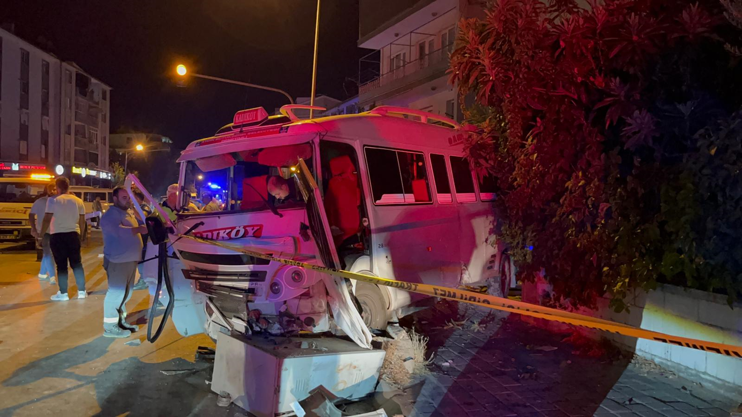 Aydın'da minibüs ile otomobilin çarpıştığı kazada 11 kişi yaralandı