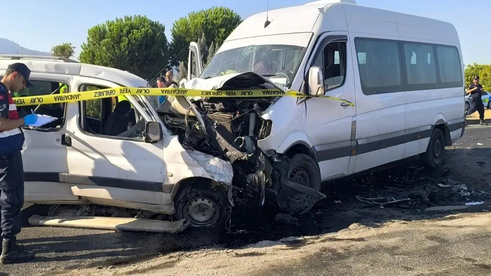 İzmir'de feci kaza: Servisle otomobil çarpıştı