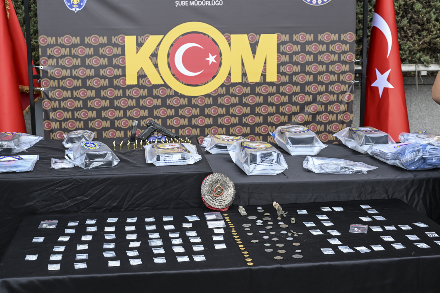 Türkiye'ye kaçak getirilen değerli taşların ticaretine ilişkin yakalanan 43 zanlı adliyede